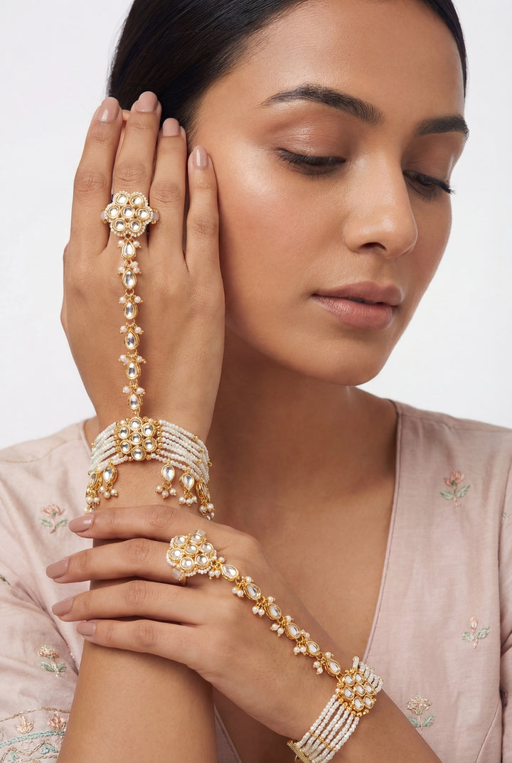 Vedhi Kundan Hathphool